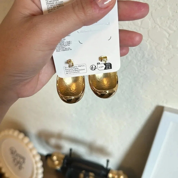 Oversized gold teardrop studs - Picture 3 of 3